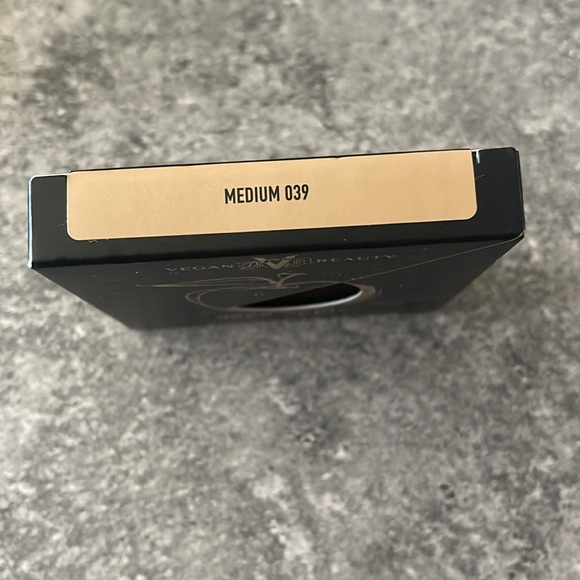 KVD Medium 039 Good Apple Lightweight Full-Coverage Cream Foundation Balm - Picture 4 of 6